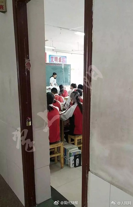白丝小乔扒腿爽出白色液,最新剧情详细解析游戏,最新热门游戏